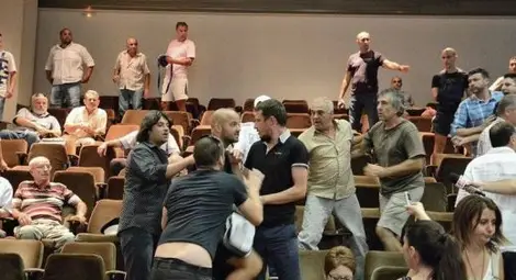 Арена на сблъсъци:Нов екшън в община "Варна" в момента! Полиция нахлу в зала "Пленарна"