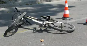 Пиян с колело изскочил внезапно пред кола на трилентов път