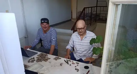 Проф. Райко Краус (вляво) и д-р Свен Конрад при обработване на находки.