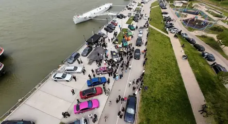 Стотици фенове превърнаха русенския кей в най-големия паркинг за БМВ-та в България