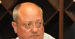 Просветният министър със срещи в университета и гимназията по облекло