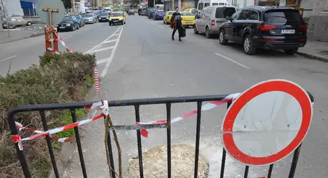 Запълниха огромна дупка по бул. &bdquo;Цар Освободител&ldquo;