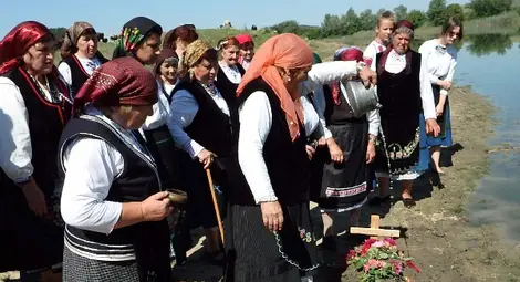 След 60-годишно прекъсване в Ценово възстановиха обичаи за плодородие