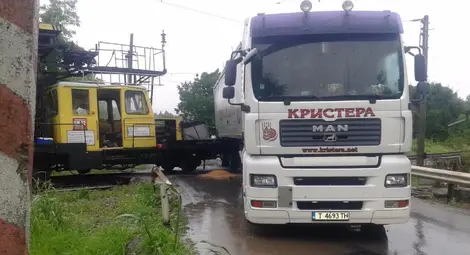 Тир блъсна жп машина при минаване на спусната бариера