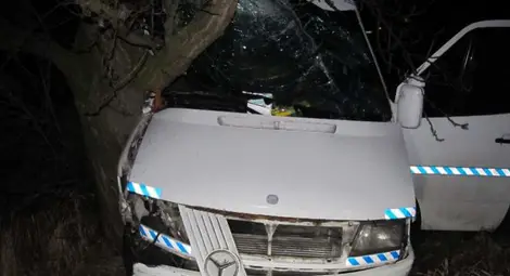 Микробус с пътници блъсна спряло БМВ и се заби в дърво