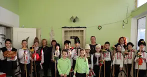 Коледарчета от училище „Иван Вазов“ огласиха с песни и наричания читалище „Васил Левски“