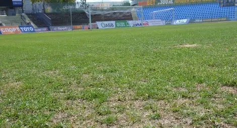 Проба, проба, ало, доливате ли масло? Теренът не става за футбол, край на пробите