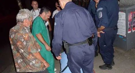 Разследват пиян полицай, потрошил техника и удрял журналист /галерия/