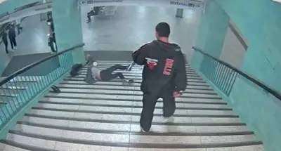 Хванаха мъжа, ритнал 38-годишен по стълбите на метрото в Берлин (Видео)