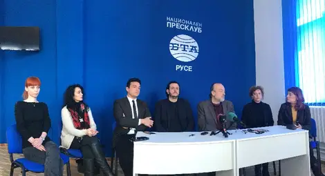 Отляво надясно: примабалерината Весела Василева, хормайсторът Стелияна Димитрова-Хернани, диригентът Димитър Косев, зам.-директорът Момчил Миланов, директорът Пламен Бейков и ПР експертът Диана Димитрова.						        Снимка: &bdquo;Утро&ldquo;