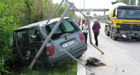 70-годишен шофьор изхвръкна наполовина през стъклото след младежко изпреварване