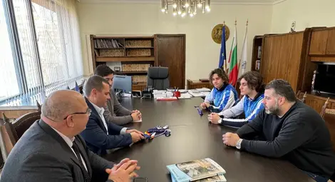 Кметът Пенчо Милков награди плувните шампиони от КПС &bdquo;Ирис&ldquo; Русе