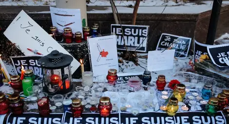 Издирваните терористи във Франция обградени в бензиностанция