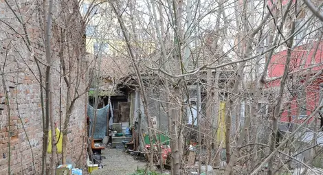 Труп на клошар престоял десетина дни в необитаема къща зад Халите