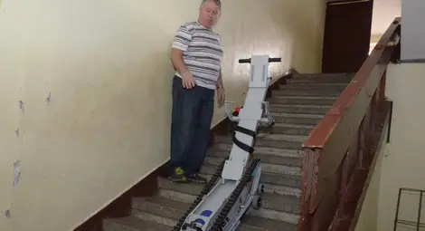 Във &bdquo;Васил Левски&ldquo;, освен рампа към входа на училището, има и робот, с който качват по стълбите деца с увреждания.