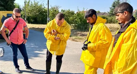 След пет десетилетия затлачване: Община Русе инициира ръчно почистване на част от канализацията в Мартен