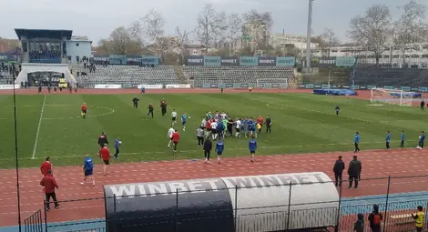 Футбол и динамика властваха 90 минути, а после се стигна до неприятни разправии и червени картони.  Снимка: Георги ХРИСТОВ