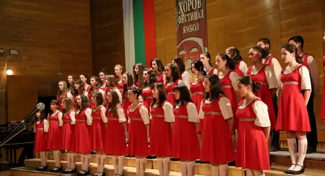 &bdquo;Коледни песни от цял свят&ldquo; пеят  момичетата от хор &bdquo;Дунавски вълни&ldquo;