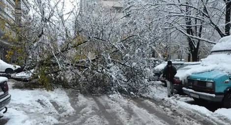 Спасители вадиха от преспите автомобили с деца и възрастни