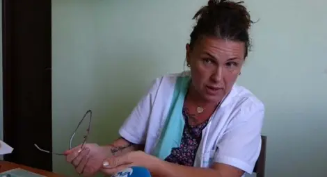 Върнаха бебето на лекарката, оставила го заключено в колата