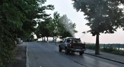 Четири автомобила денонощно пръскат срещу комарите