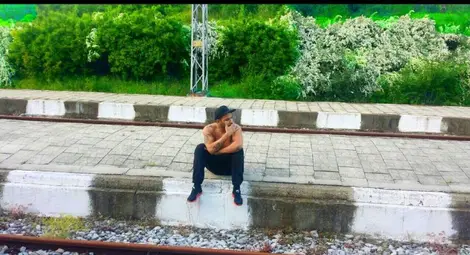 Азис го закъса &ndash; прибира се с влак в София /галерия/