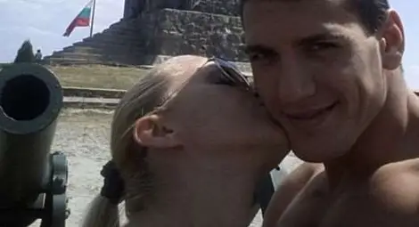 Десислава се натиска с русенското си гадже на връх Шипка Десислава се натиска с русенското си гадже на връх Шипка