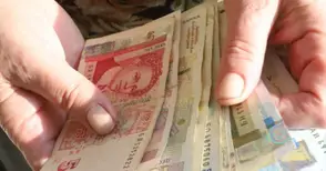 Петима от шестима започващи работа не избират сами фонд за втора пенсия