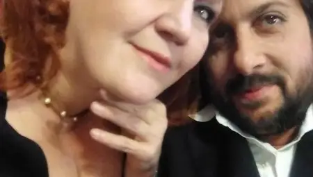 Двамата колеги на сцената са семейство в живота.