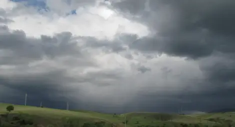 Македония: Студ, порои и ураганен вятър