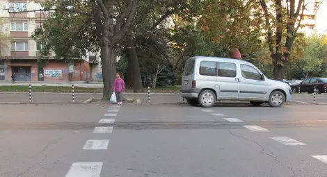 Петокласник в болница след удар от кола на пешеходна пътека