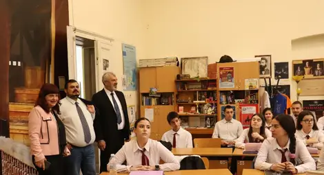 Заместник-министърът на образованието и науката доц. д-р Петър Николов посети русенската Английска езикова гимназия Заместник-министърът на образованието и науката доц. д-р Петър Николов посети русенската Английска езикова гимназия