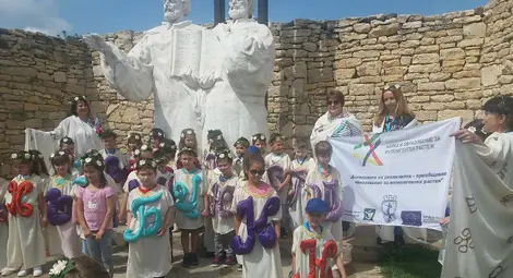 Облечени в тоги и с букви в ръце, децата рецитираха пред паметника на двамата братя. Снимка: Личен архив Облечени в тоги и с букви в ръце, децата рецитираха пред паметника на двамата братя. Снимка: Личен архив
