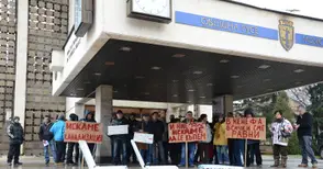 Средна кула и Долапите протестират вече с тоалетни чинии пред властта