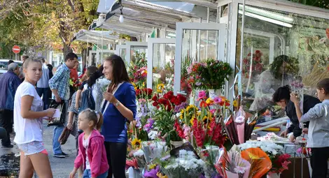 Цветарите бутнаха цените за първия учебен ден