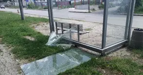 Докато чакаме развалянето на концесията, вандали развалят спирките една по една