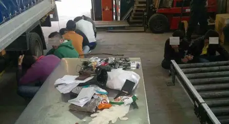 8 емигранти открити в румънски бус при проверка за цигари