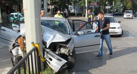 Близо до криминалната доза алкохол хлъзнал БМВ с 4 души в стълб до Пантеона