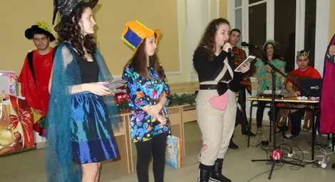 Гимназисти подариха на деца празник в очакване на Коледа