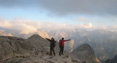 Разследващ полицай се бори със страха си от високо с алпинизъм