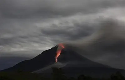 Вулкан в Камчатка изхвърли пепел на 5 км, оранжев код за авиационна опасност