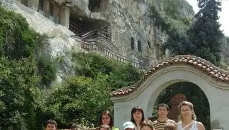 Библиотеката научи малките си приятели как се подвързва книга