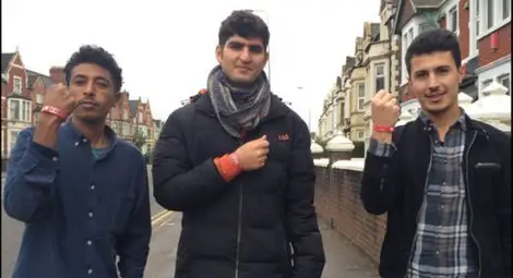 Белязаха бежанците в Уелс с ярки оранжеви гривни