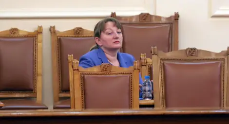 Правителството обмисля възможността за повече извънреден труд