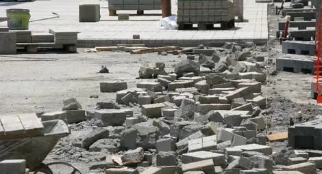 Сменят плочките на дефектен участък от ремонта на „Александровска“ Сменят плочките на дефектен участък от ремонта на „Александровска“