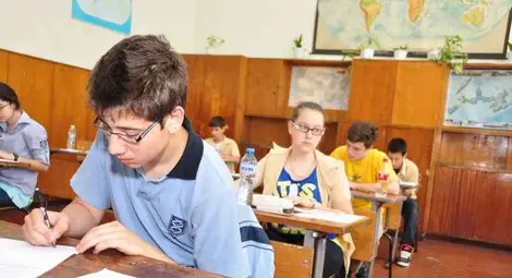 „Заточеници“ раздават дипломи, „Акула“ пресява за гимназиите „Заточеници“ раздават дипломи, „Акула“ пресява за гимназиите