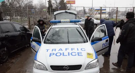 Три патрулки контролират трафика с камери и микрофони