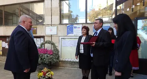 Д-р Петър Петров получава символичния ключ на община Ценово.