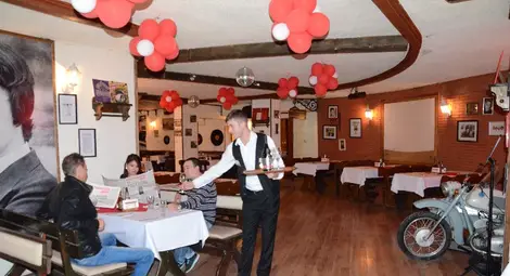 Лично другарят Тодор Живков ще чества Октомврийската революция в "Балкантурист"