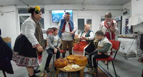 В Малко Враново отбелязаха Сирни Заговезни с „хамкане“, ритуален огън и даване на прошка В Малко Враново отбелязаха Сирни Заговезни с „хамкане“, ритуален огън и даване на прошка